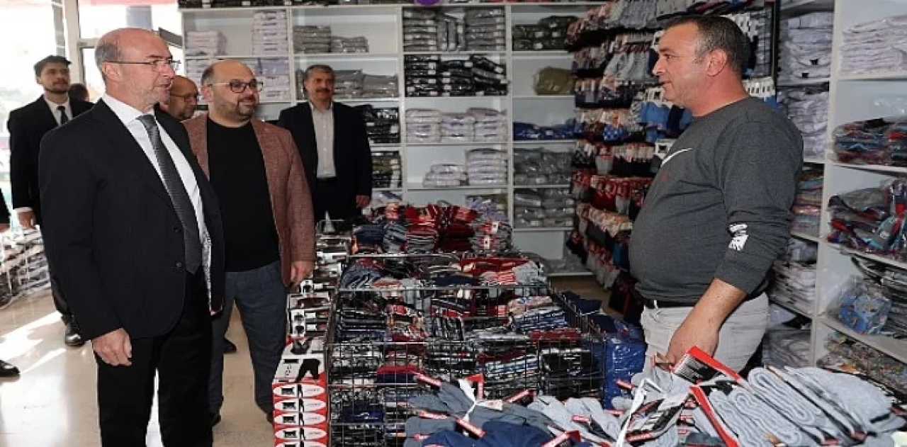 Selçuklu Belediye Başkanı Ahmet Pekyatırmacı saha ziyaretlerini sürdürüyor.  Başkan Pekyatırmacı bu kapsamda Tekstil Pazarı  esnafını ziyaret ederek onları dinledi.