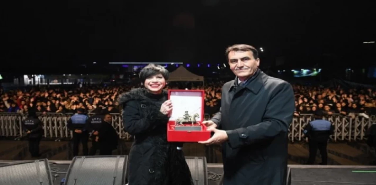 Aydilge şarkıları ve enerjisi ile Bursa’yı salladı