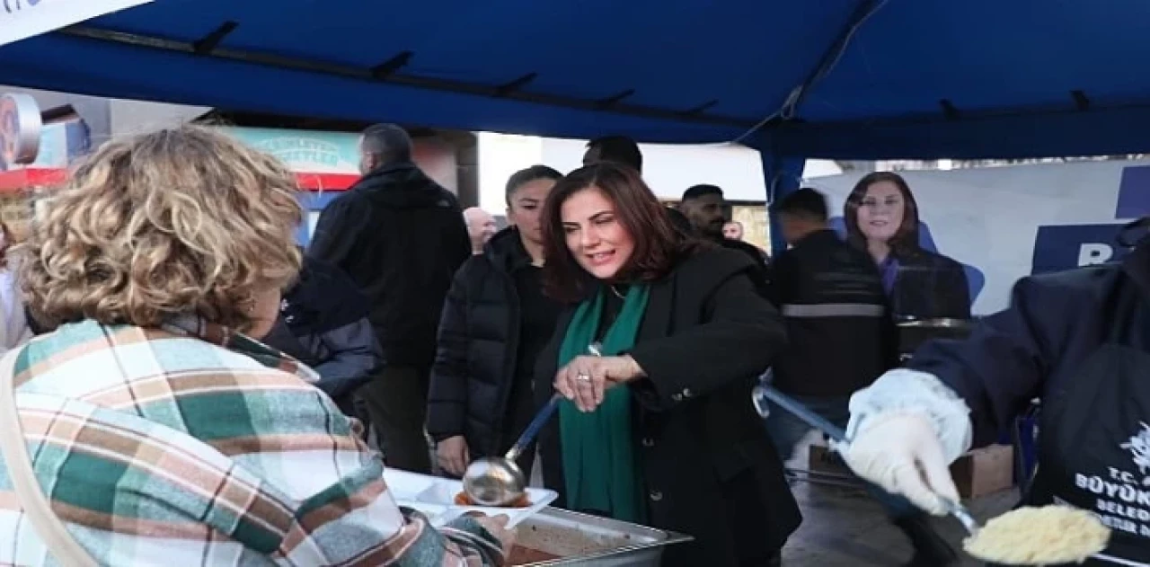 Aydın Büyükşehir Belediyesi tarafından Aydın’ın çeşitli noktalarında kurulan iftar sofraları binlerce Aydınlıyı ağırlamaya, Ramazanın bereketini paylaştırmaya devam ediyor.