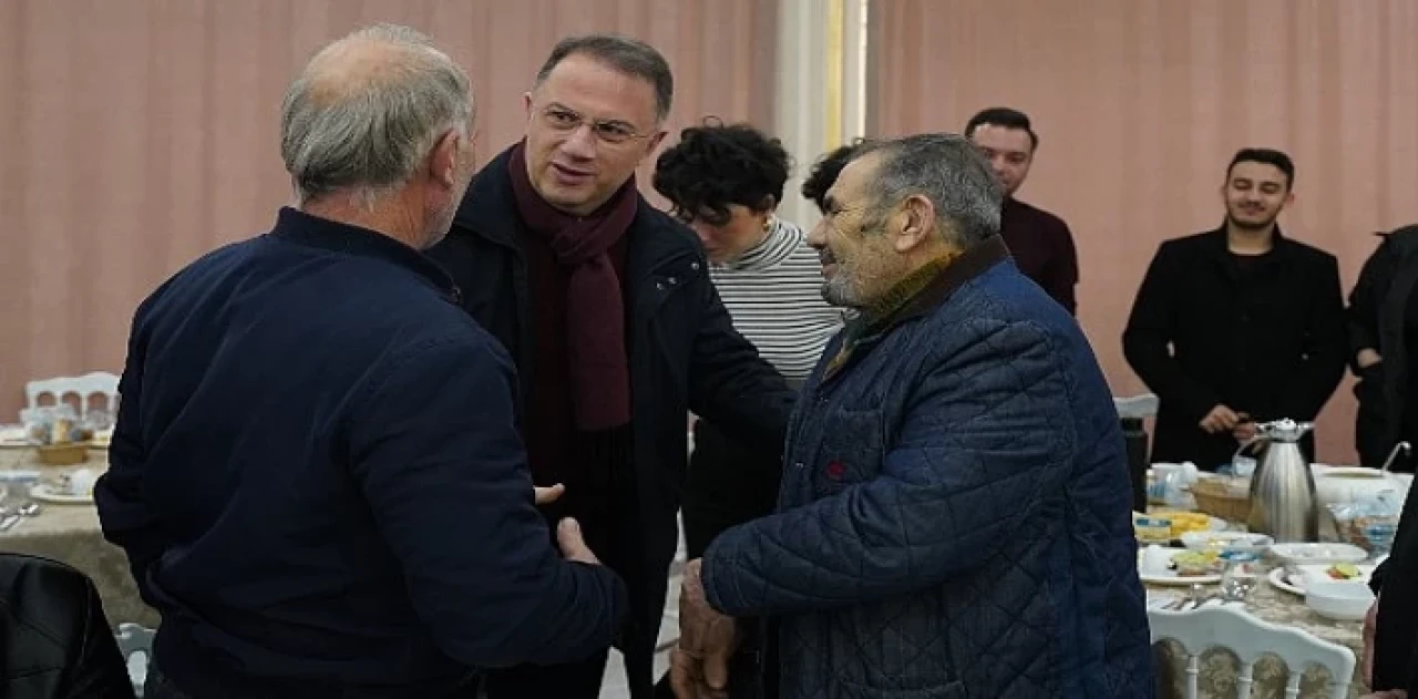 Beylikdüzü Belediye Başkanı Mehmet Murat Çalık, Ramazan ayının ilk sahurunu Yakuplu Mahallesi’ndeki komşularıyla yaptı