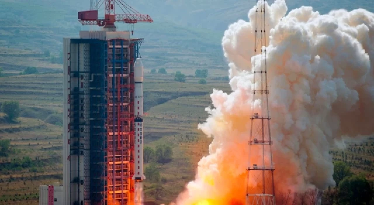 Çin, atmosfer ve uzay çevresi gözlem uydularını fırlattı
