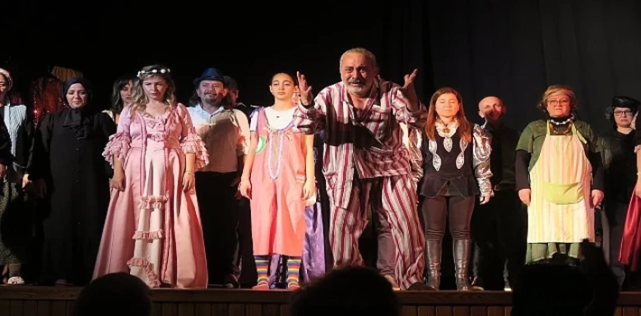 Foça Belediye Tiyatrosu, Dünya Tiyatro Günü için hazırladığı ''Fısıldaşan Replikler’’i sahneledi