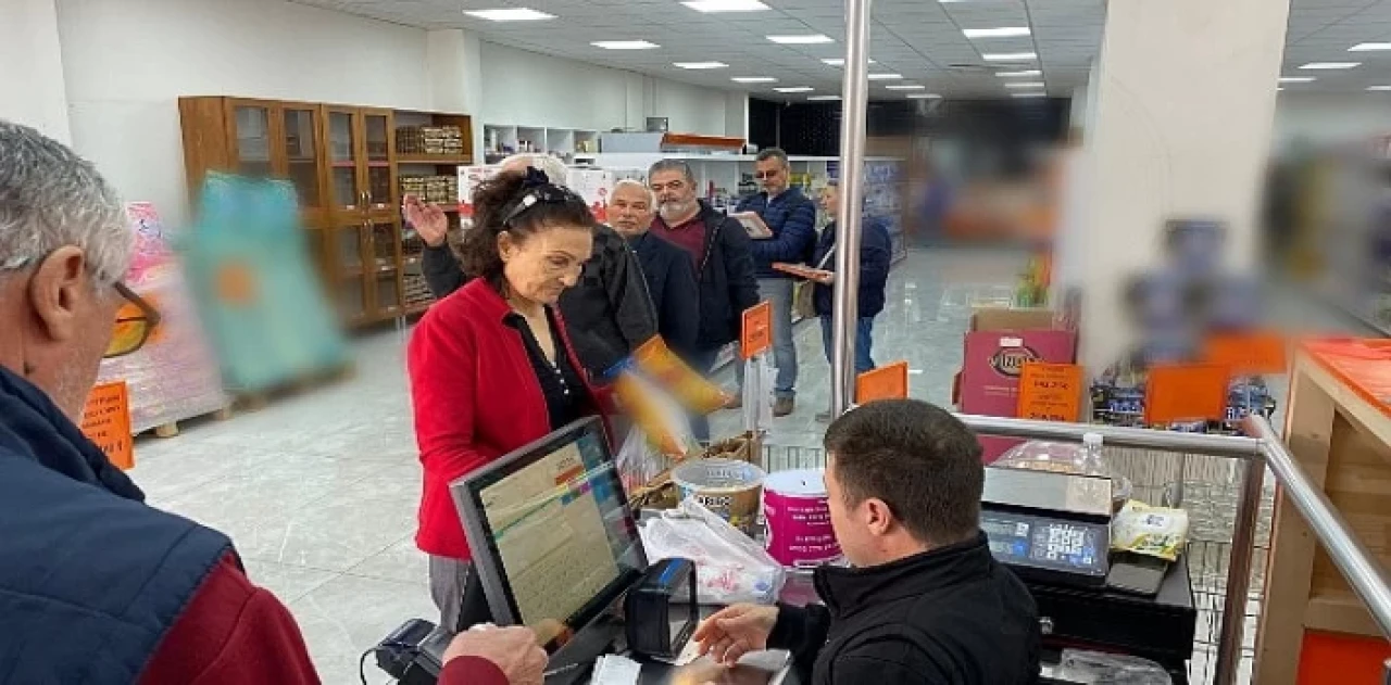 Halk Market’teki ucuz et kampanyasına büyük ilgi.