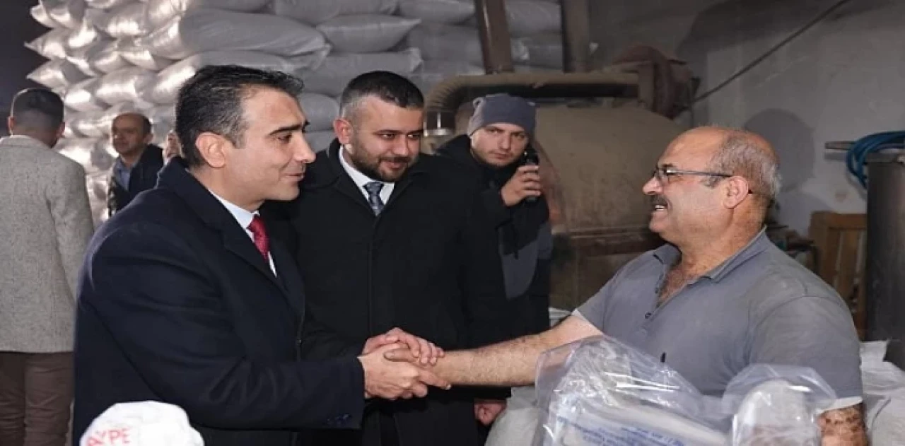 Karaman Belediye Başkanı Savaş Kalaycı, Karaman Vergi Dairesi ve Yeni Buğday Pazarını ziyaret ederek vatandaşlarla buluştu