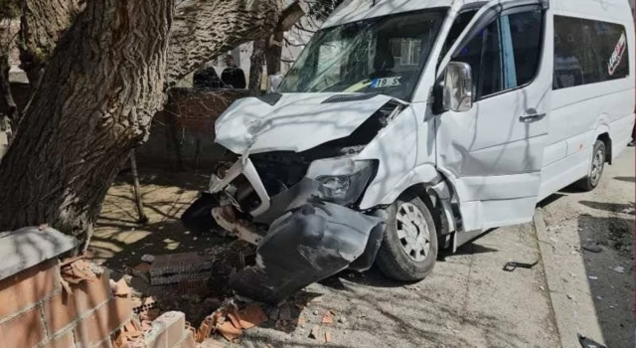 Otomobil ile öğrenci servisi çarpıştı: 15'i öğrenci 16 kişi yaralandı