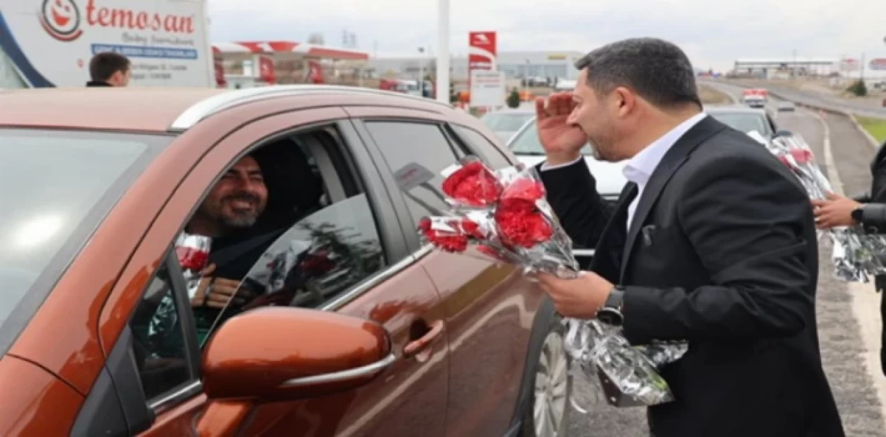 Başkan Rasim Arı’dan bayrama karanfilli karşılama