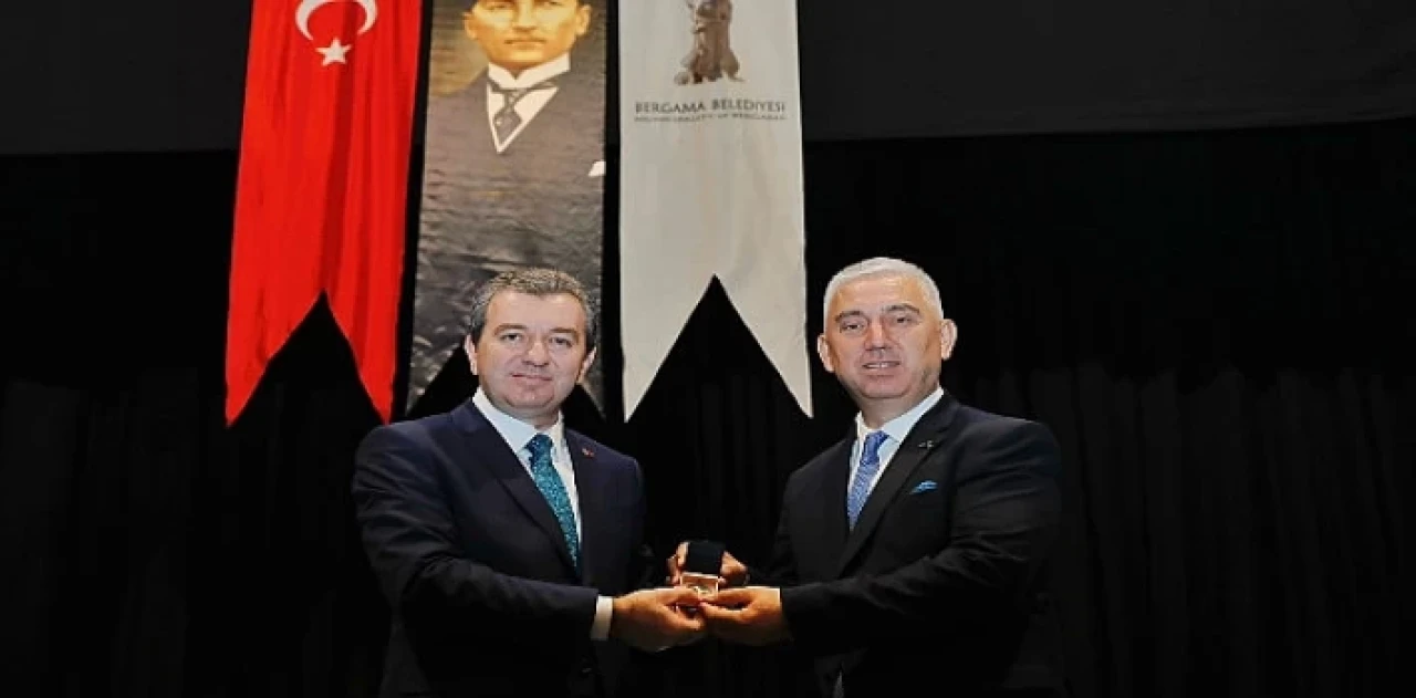 Bergama Belediyesi’nde Devir Teslim Töreni; DR. Tanju Çelik Mazbatasını Aldı
