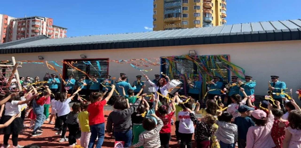 Büyükşehirin çocuk kütüphanesinde “23 Nisan” coşkusu