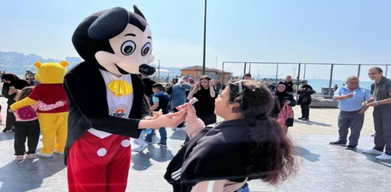 Çocuklar Gemlik’te bayramı şeker tadında kutluyor