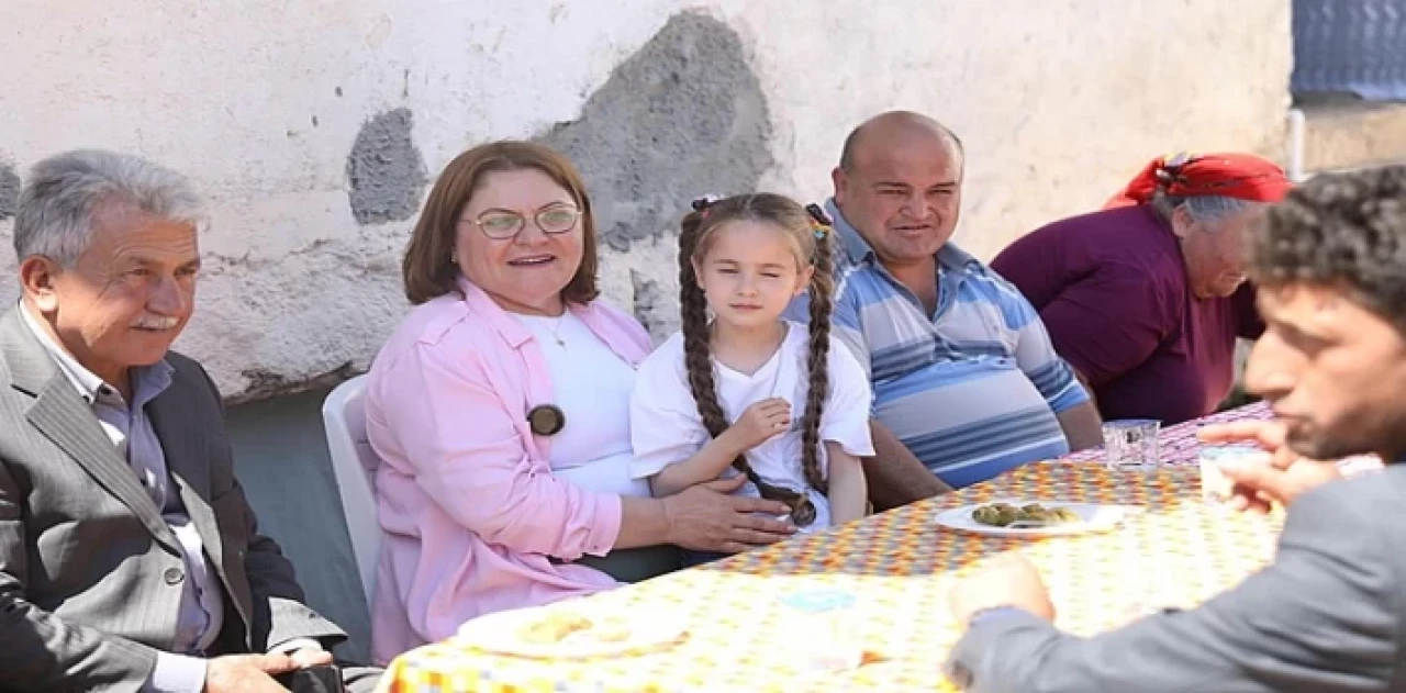 Didim Belediye Başkanı Hatice Gençay, Ramazan Bayramı dolayısıyla Akköy, Akyeniköy ve Altınkum’da vatandaşlarla bir araya gelerek bayramlarını kutladı