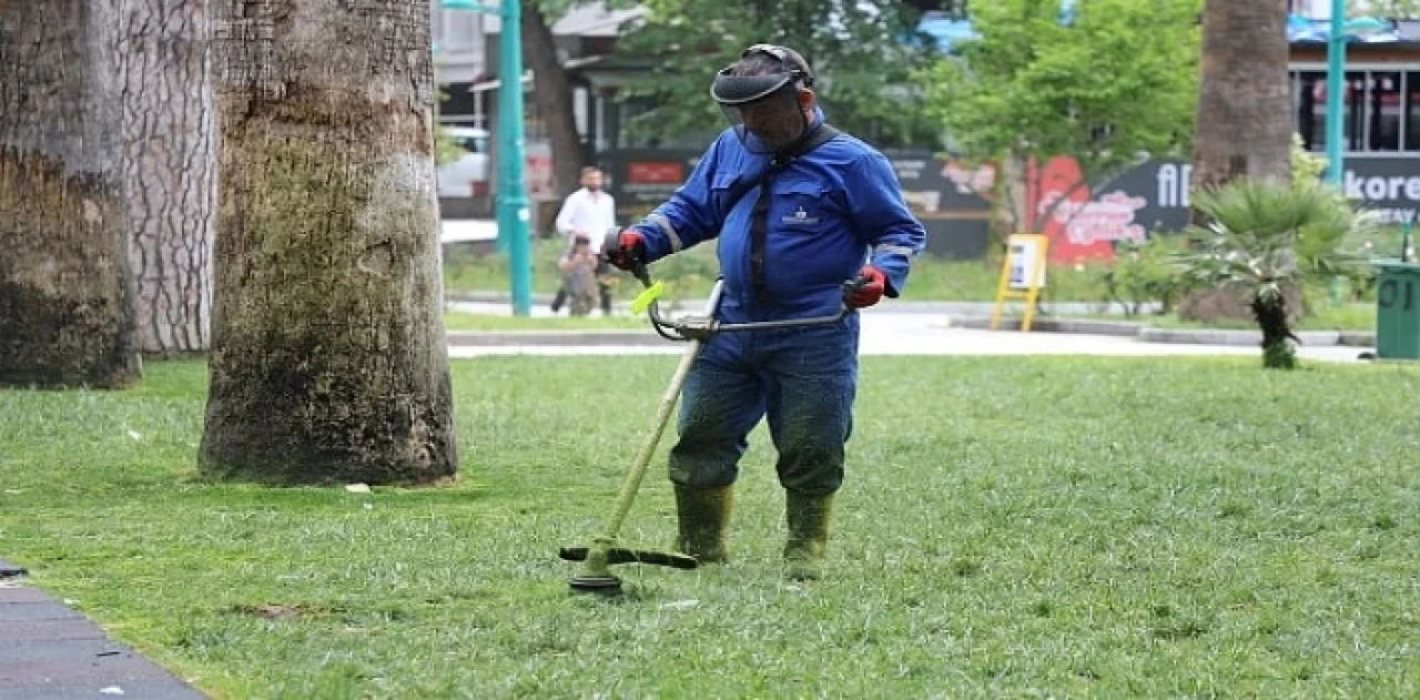 Edremit’te parklara bahar bakımı