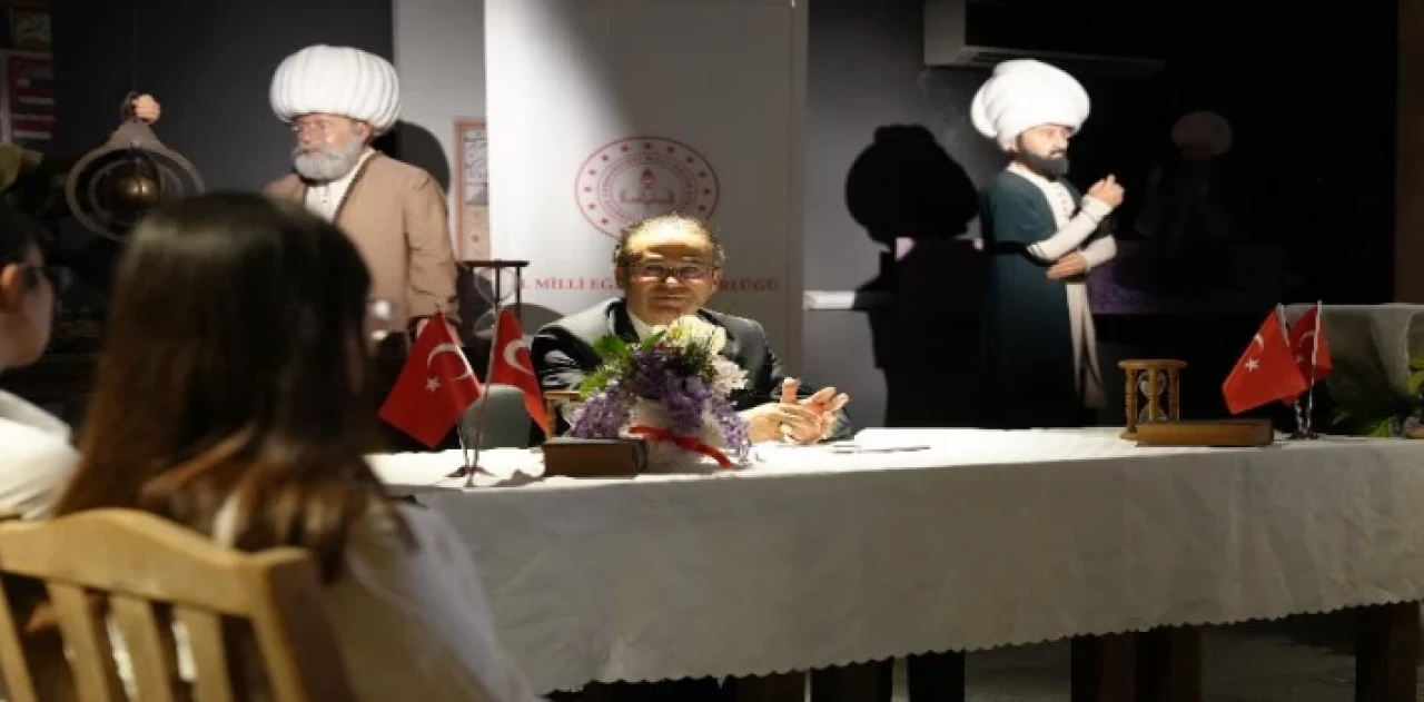 İzmir’de Milli Eğitim Müdürü Dr. Yahşi gençlerle buluştu