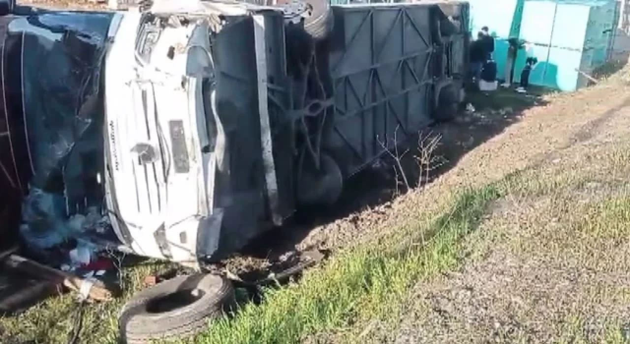 Malatya'da otomobille çarpışan otobüs devrildi: Çok sayıda yaralı var