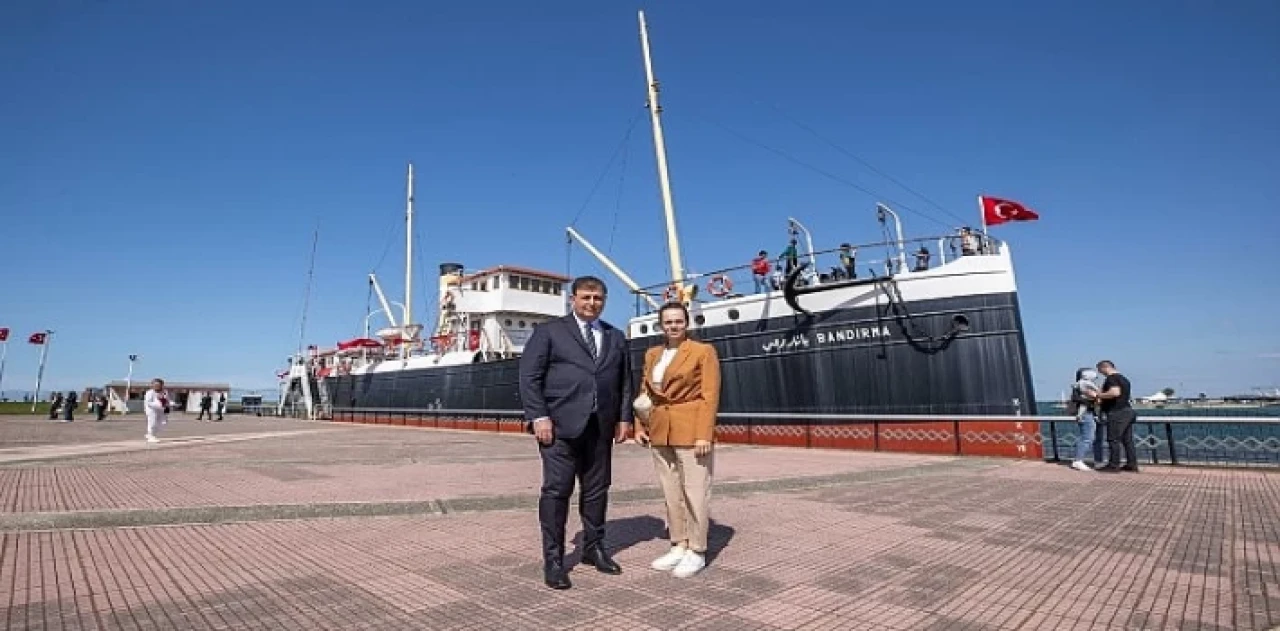 Başkan Tugay Samsun’da Bandırma Vapuru’nu ziyaret etti