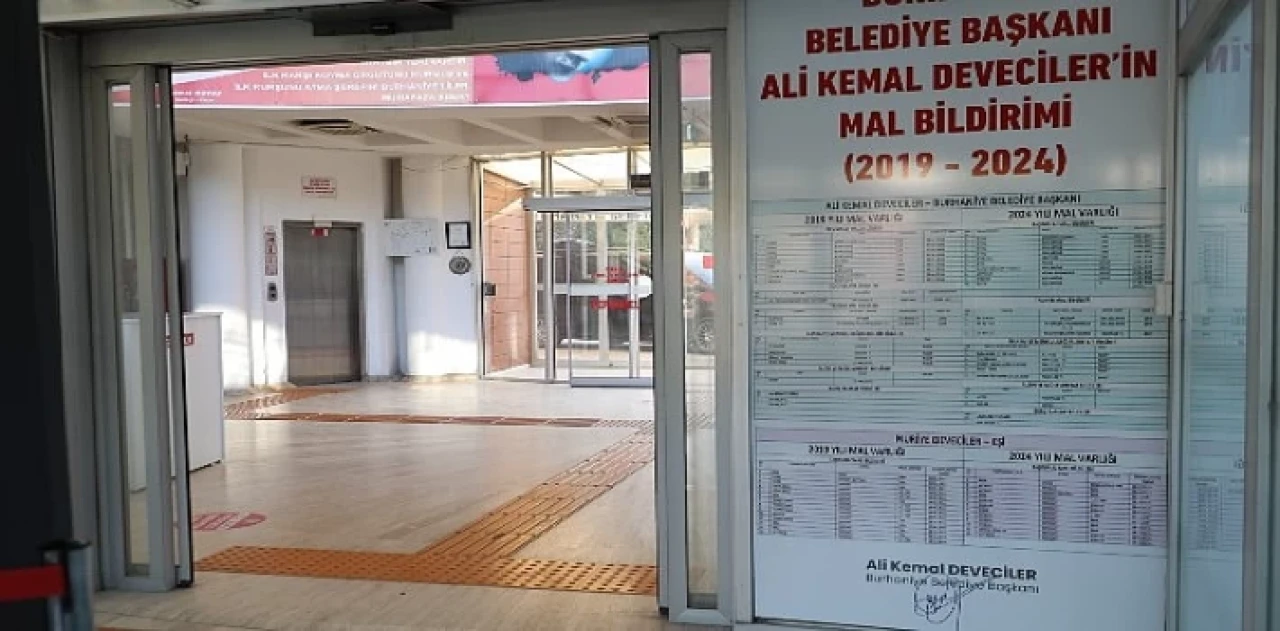 Burhaniye Belediye Başkanı Ali Kemal Deveciler mal beyanını belediye hizmet binasının giriş kapısına astı