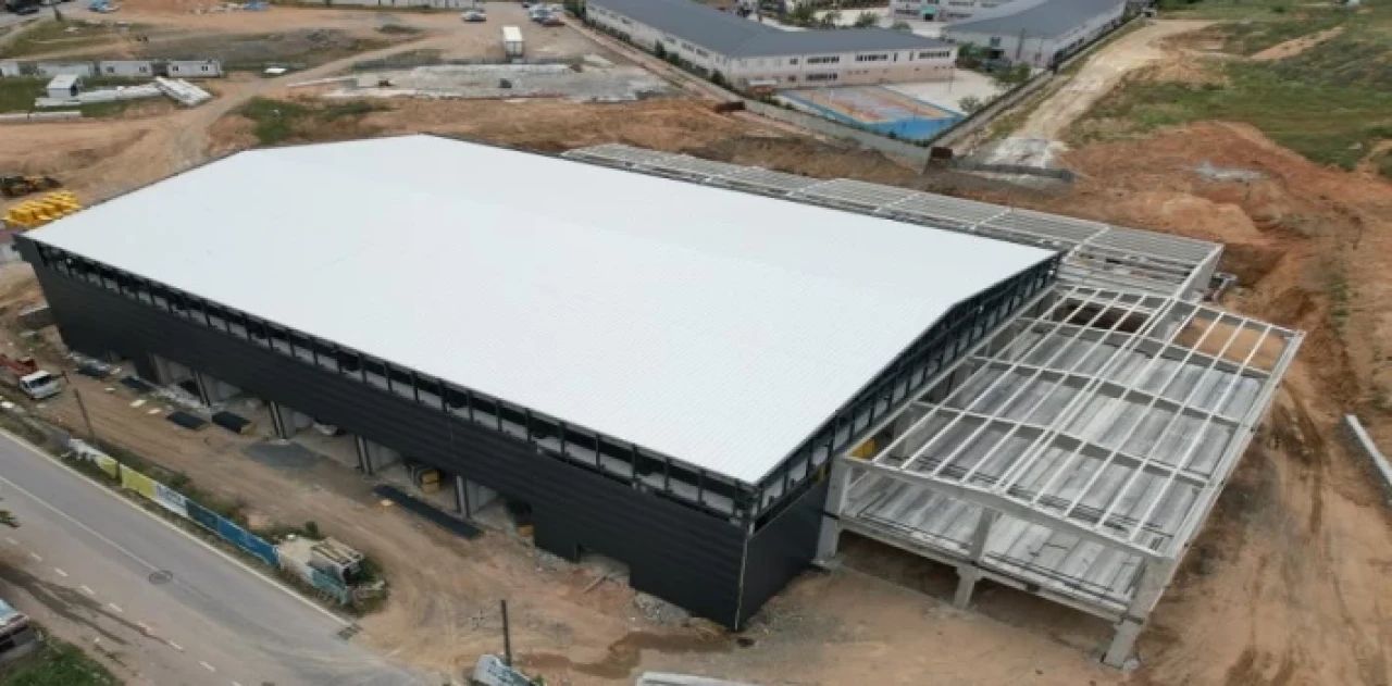 Çayırova Spor Salonu’nda yan panel montajı başladı