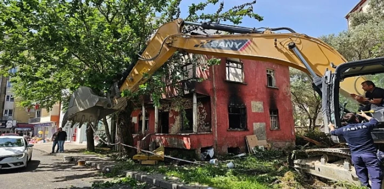 Gölcük Belediyesi, dün akşam çıkan yangın neticesinde büyük hasar gören iki katkı binanın yıkarak enkaz kaldırma işlemlerini tamamladı