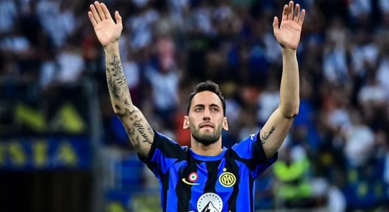 Hakan Çalhanoğlu, Serie A'da sezonun en iyi orta saha oyuncusu seçildi