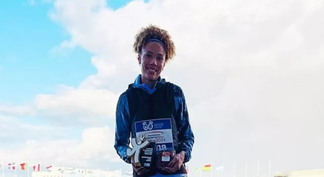İspanya'da düzenlenen yarışta Türk milli atlet Buse Savaşkan birinci oldu