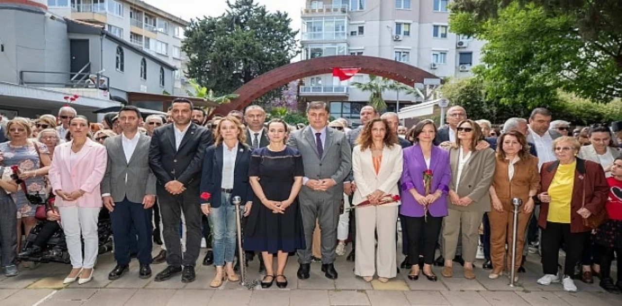 İzmir Büyükşehir Belediye Başkanı Dr. Cemil Tugay, Ulu Önder Gazi Mustafa Kemal Atatürk’ün annesi Zübeyde Hanım’ı Anneler Günü’nde kabri başında andı