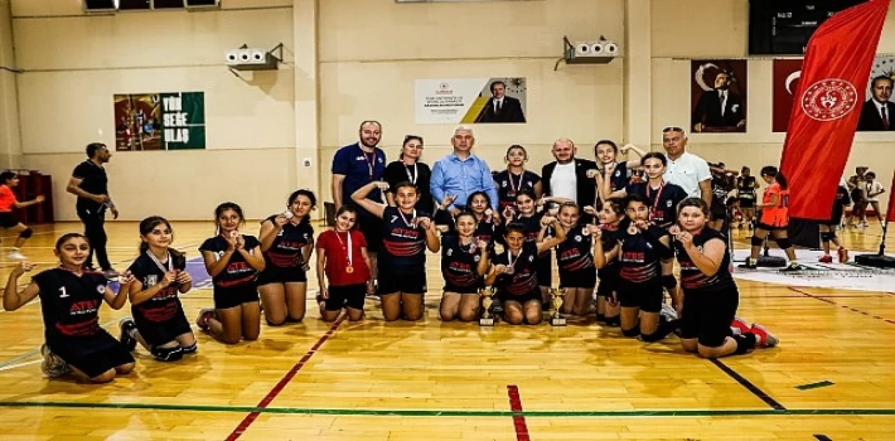 İzmir’de ilk defa yapılan Aliağa’nın ev sahipliğinde düzenlenen Kuzey Ege Spor Oyunları’na Bergama damga vurdu