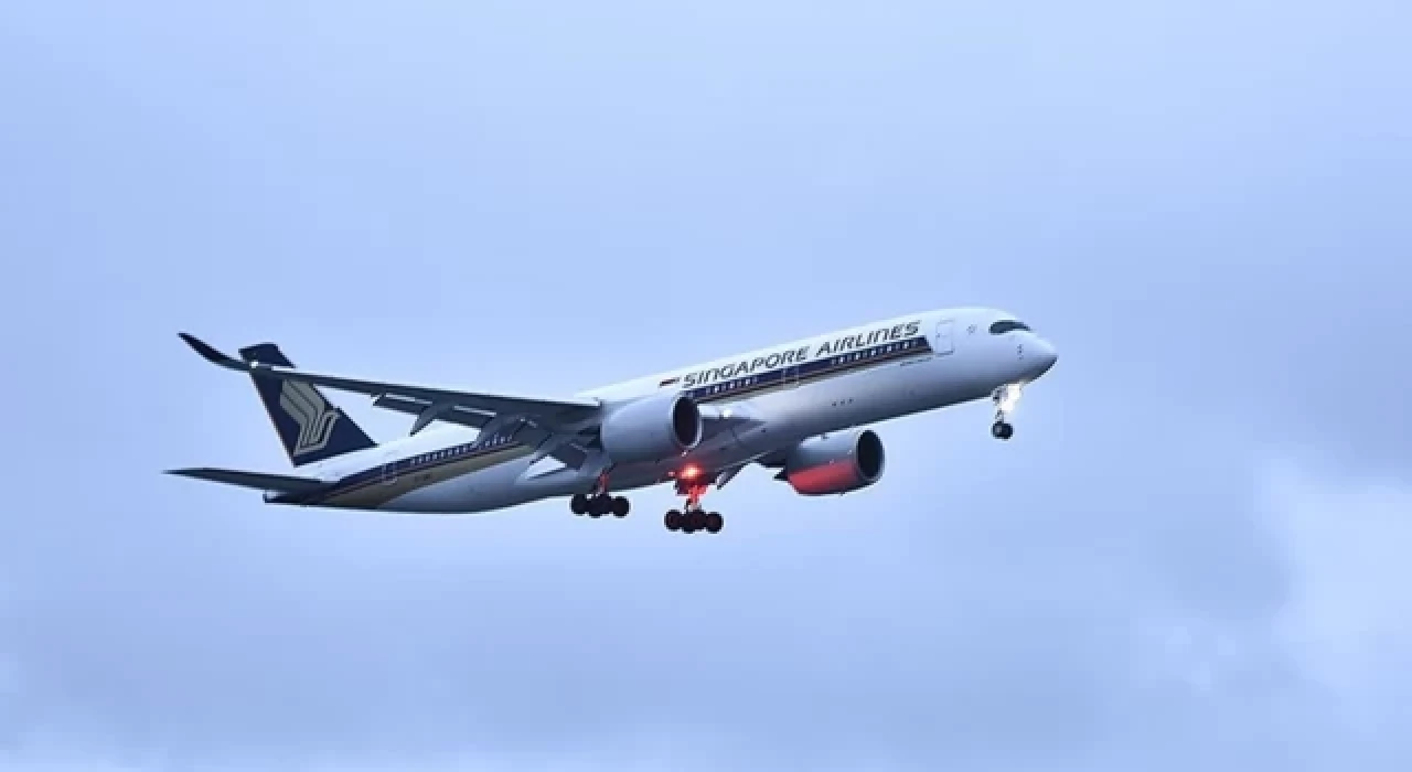 Londra-Singapur seferini yapan uçağın türbülansa girmesi sonucu 1 kişi öldü