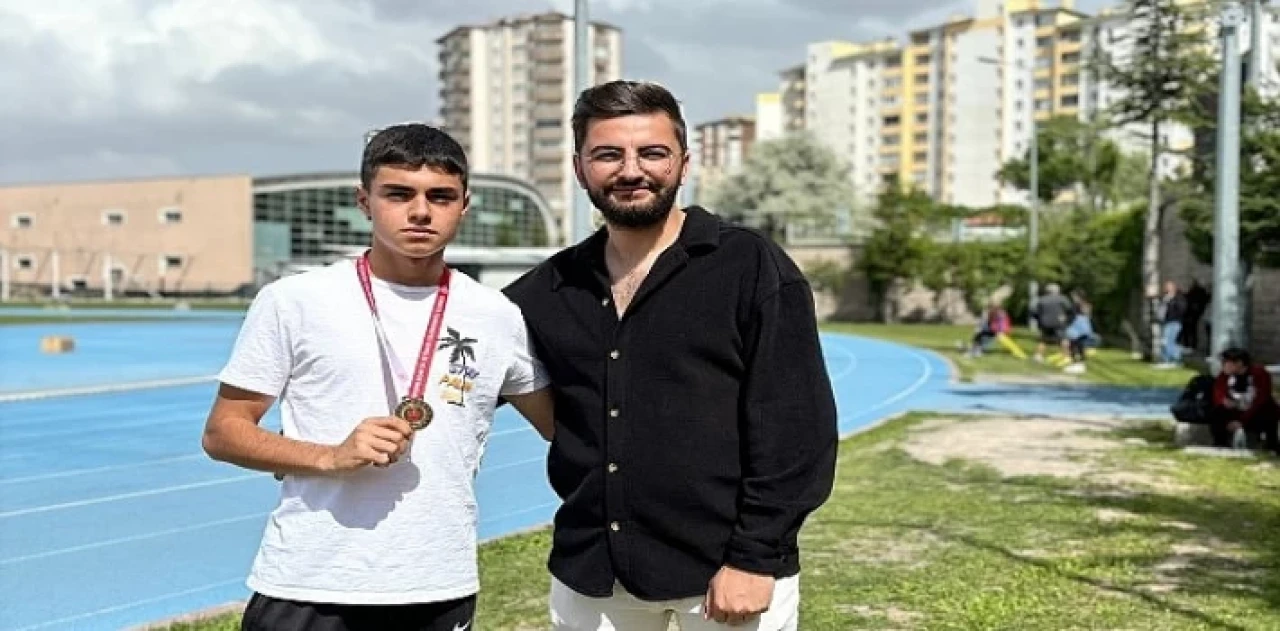 Nevşehir Belediyesi Gençlik ve Spor Kulübü sporcusu Batuhan Ergöz, Kayseri’de gerçekleştirilen U16 ?? U18 Atletizm Bölgesel Seçme Yarışmalarında bölge şampiyonu oldu