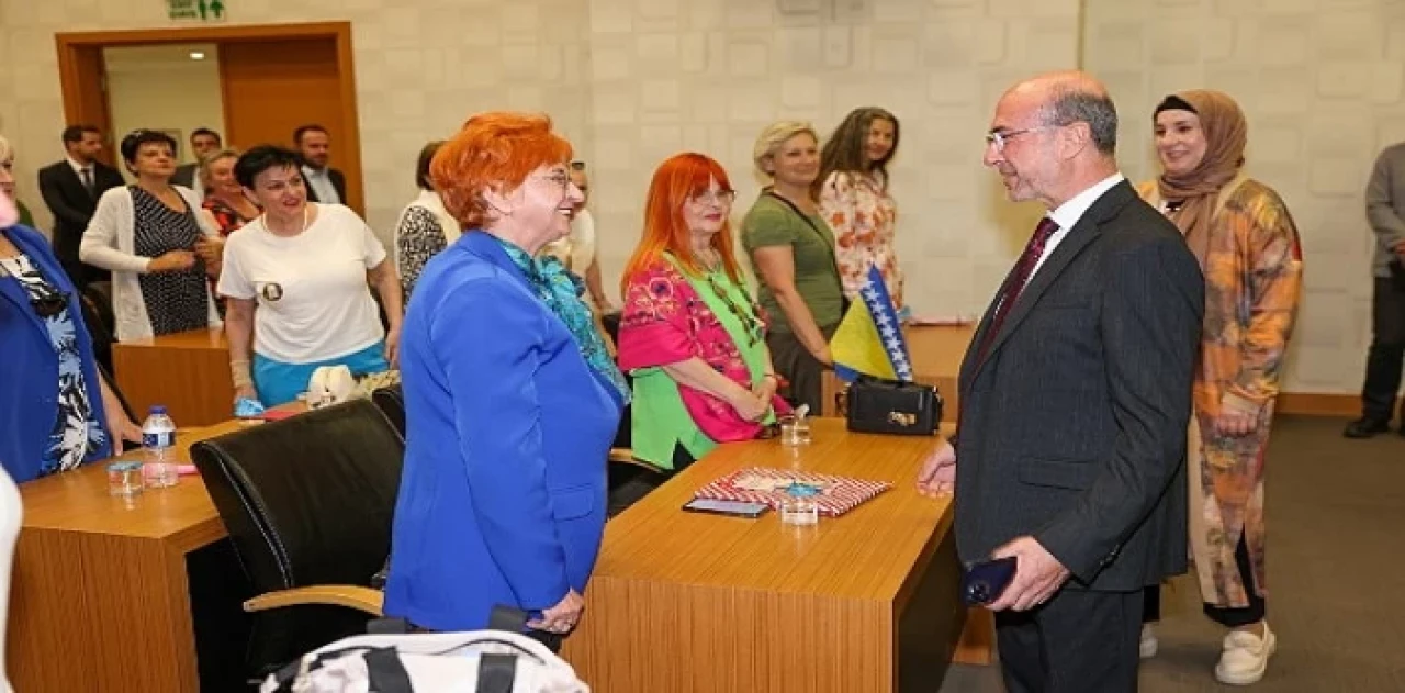 Selçuklu Belediye Başkanı Ahmet Pekyatırmacı Saraybosna Mevlevihanesi’nde eğitim alan Bosna Hersekli kursiyerler ile belediye meclis salonunda bir araya geldi