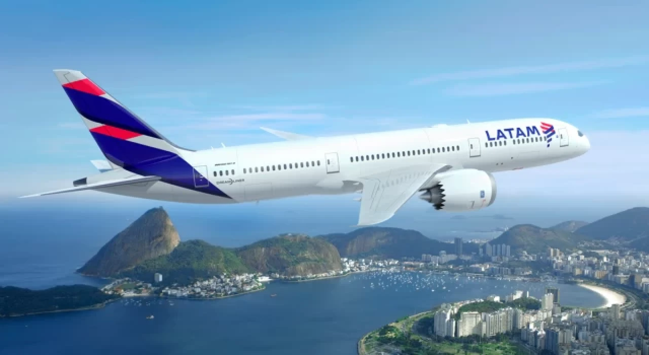 Emniyet kemerini takmayı reddeden çocuk uçaktan atılmak zorunda kaldı