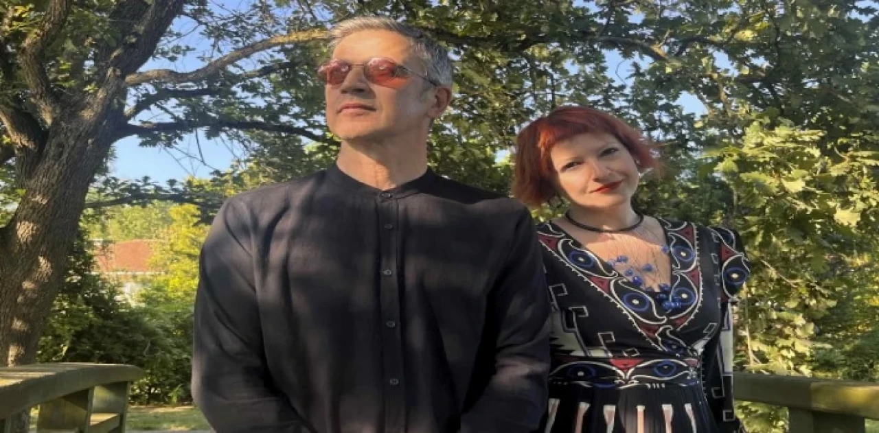 Eşiyle düet yaptı