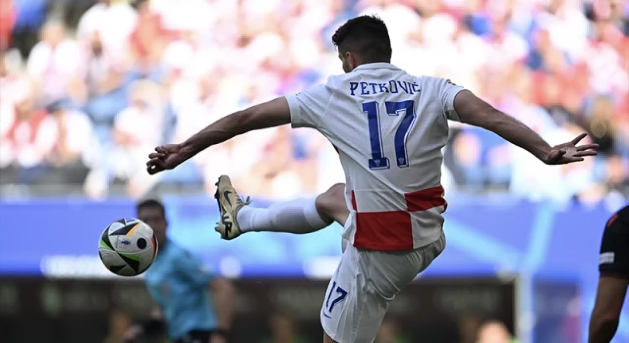 Hırvatistan 3 dakikada döndü ama galibiyete yetmedi; Arnavutluk son dakika golüyle turnuvaya tutundu