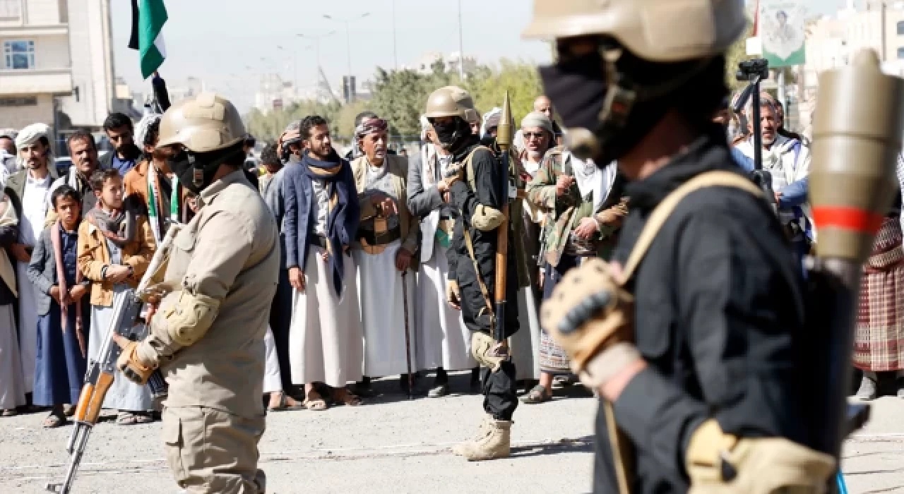 Husiler, ABD’ye ait destroyeri vurduklarını açıkladı