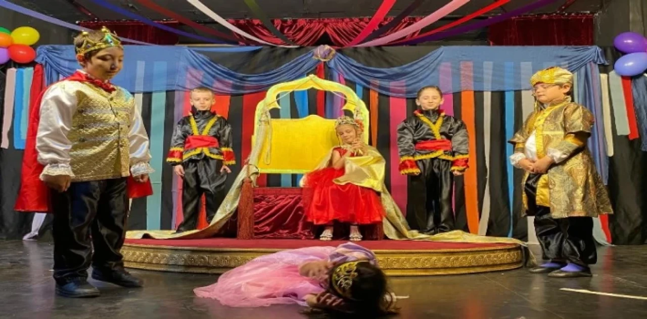 İzmit’te minik tiyatrocular yetenekleri sahneye taşıdı