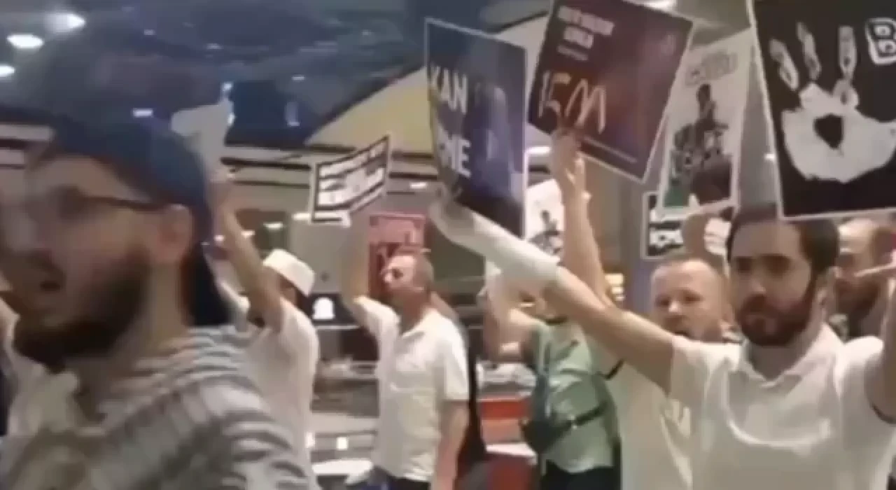 Konya’da AVM'de İsrail’i protesto etmek isteyen bir grup ve yemek bekleyenler arasında arbede çıktı