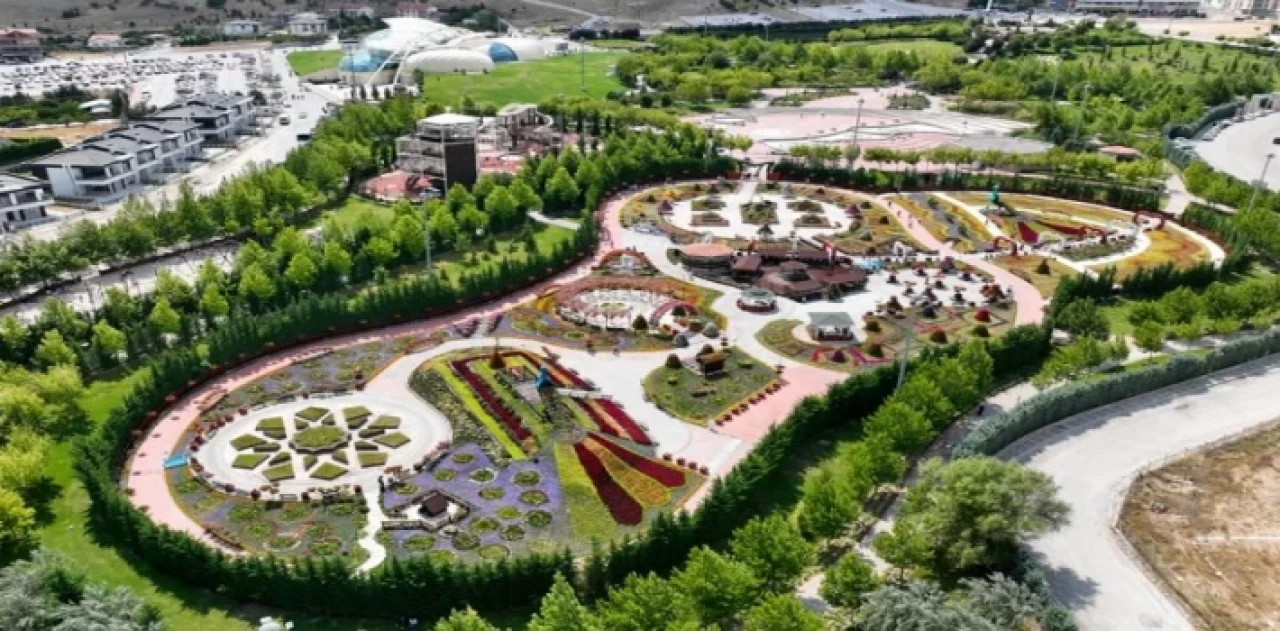 Konya Selçuklu’daki ’çiçek bahçesi’ne yoğun ilgi