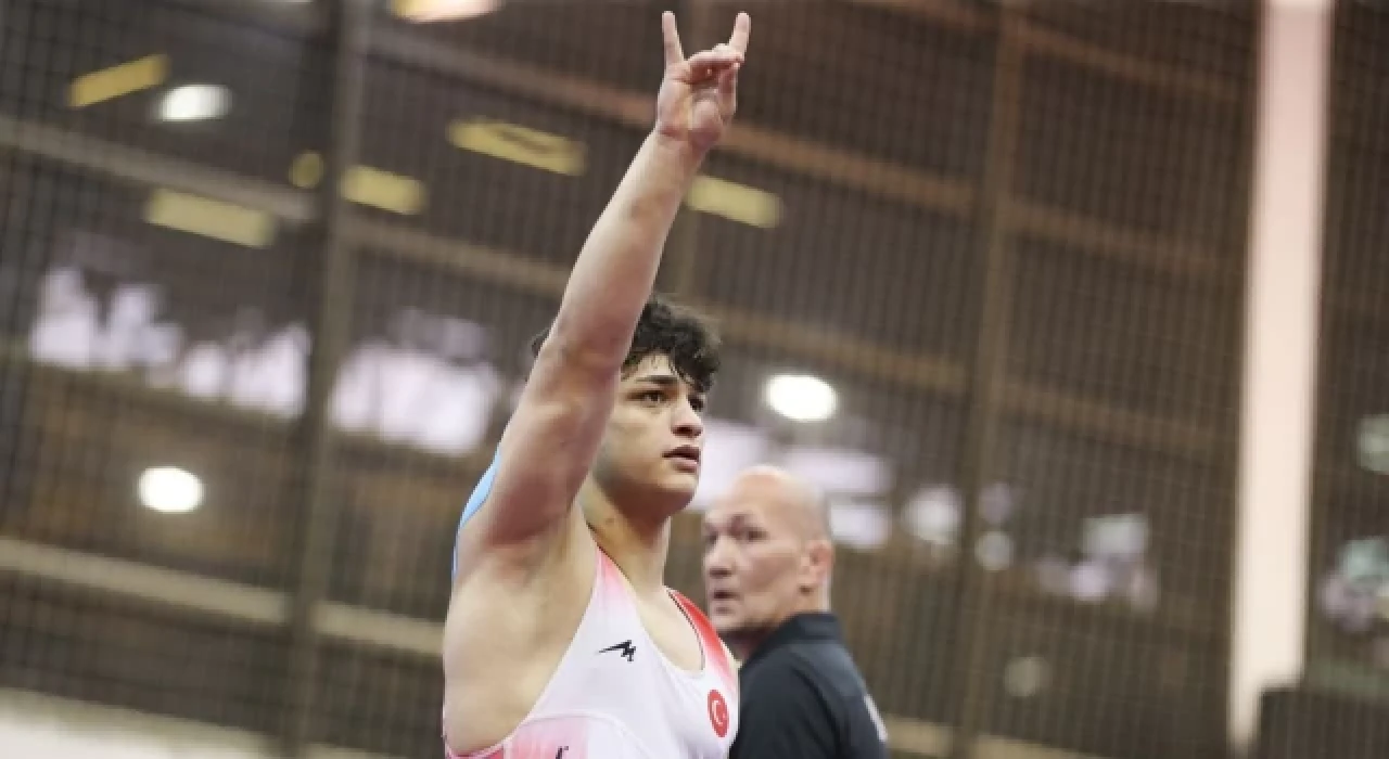 U20 Avrupa şampiyonu olan milli güreşçi Alperen Berber zaferini bozkurt işaretiyle kutladı