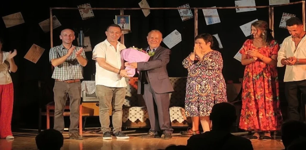 Foça Belediye Tiyatrosu, 'Rumuz Goncagül’ oyunu ile izleyicilerden büyük alkış topladı.