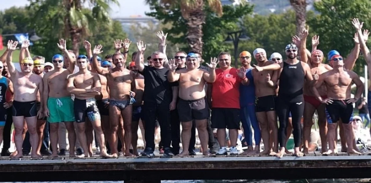 İzmit Körfezi’nde 'Büyük Zafer’in coşkusu;  Yüzücüler mavi sularda hedefe kulaç attı