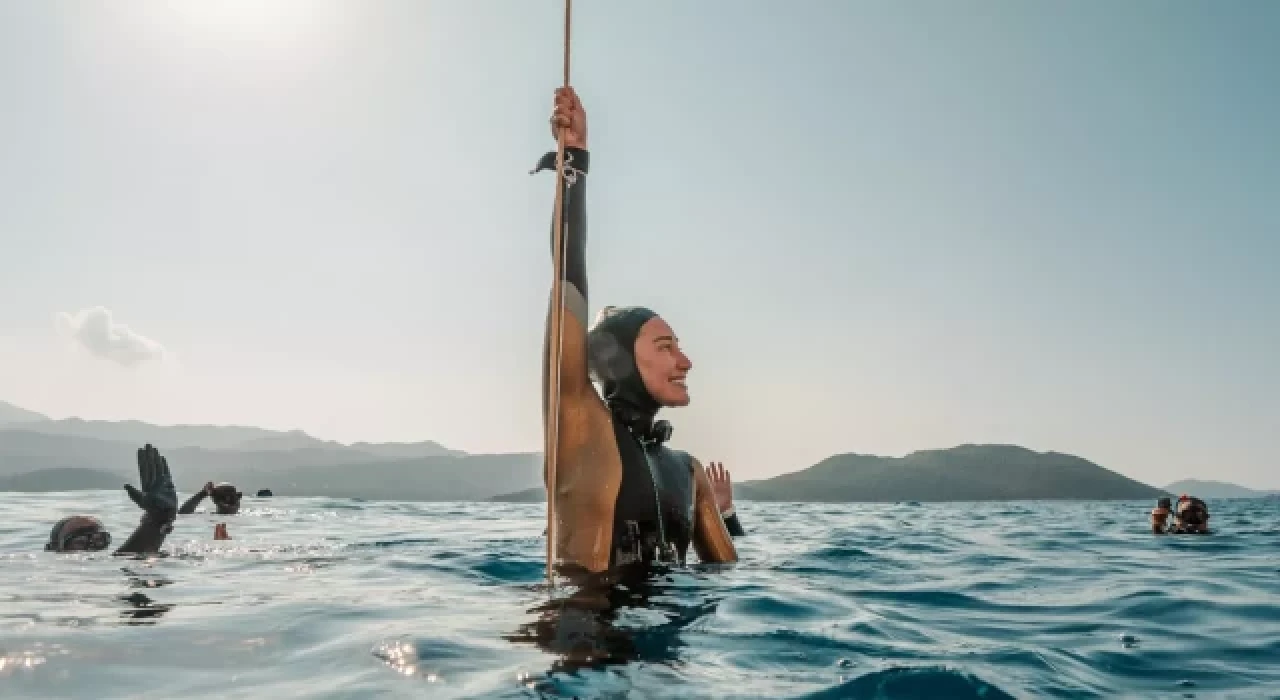 Milli sporcu Ercümen, 82 metreye dalış yaparak Türkiye rekoruna imza attı