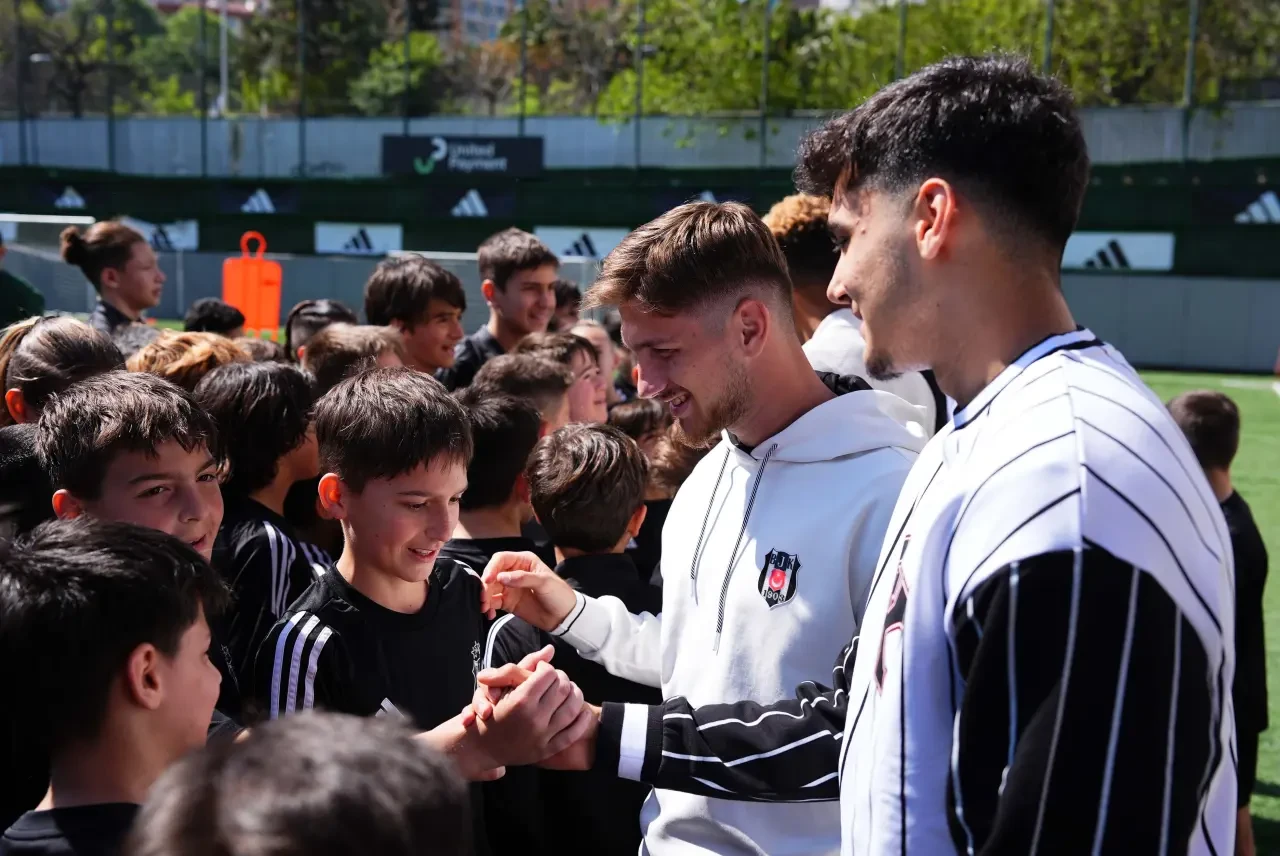 Beşiktaşlı futbolculardan akademi sporcularına 23 Nisan sürprizi 2