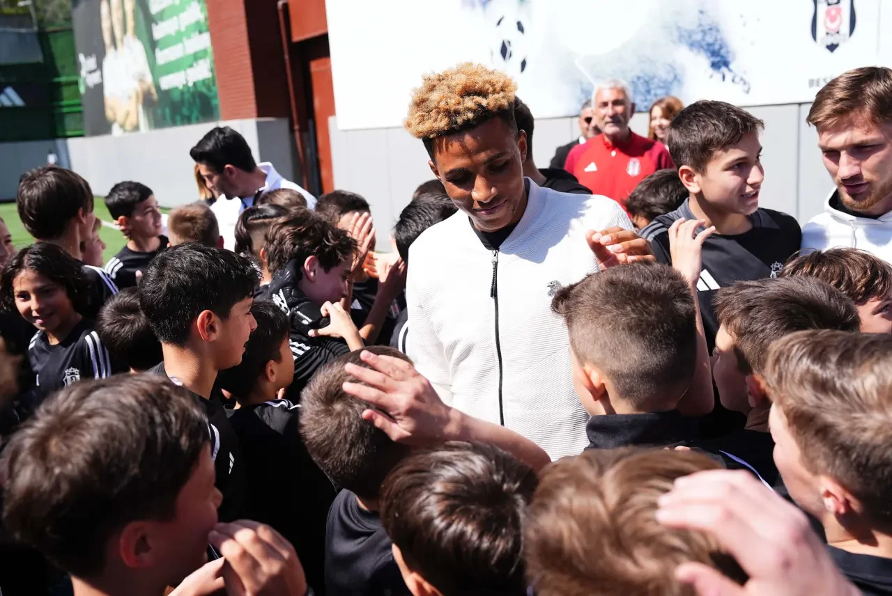 Beşiktaşlı futbolculardan akademi sporcularına 23 Nisan sürprizi 1
