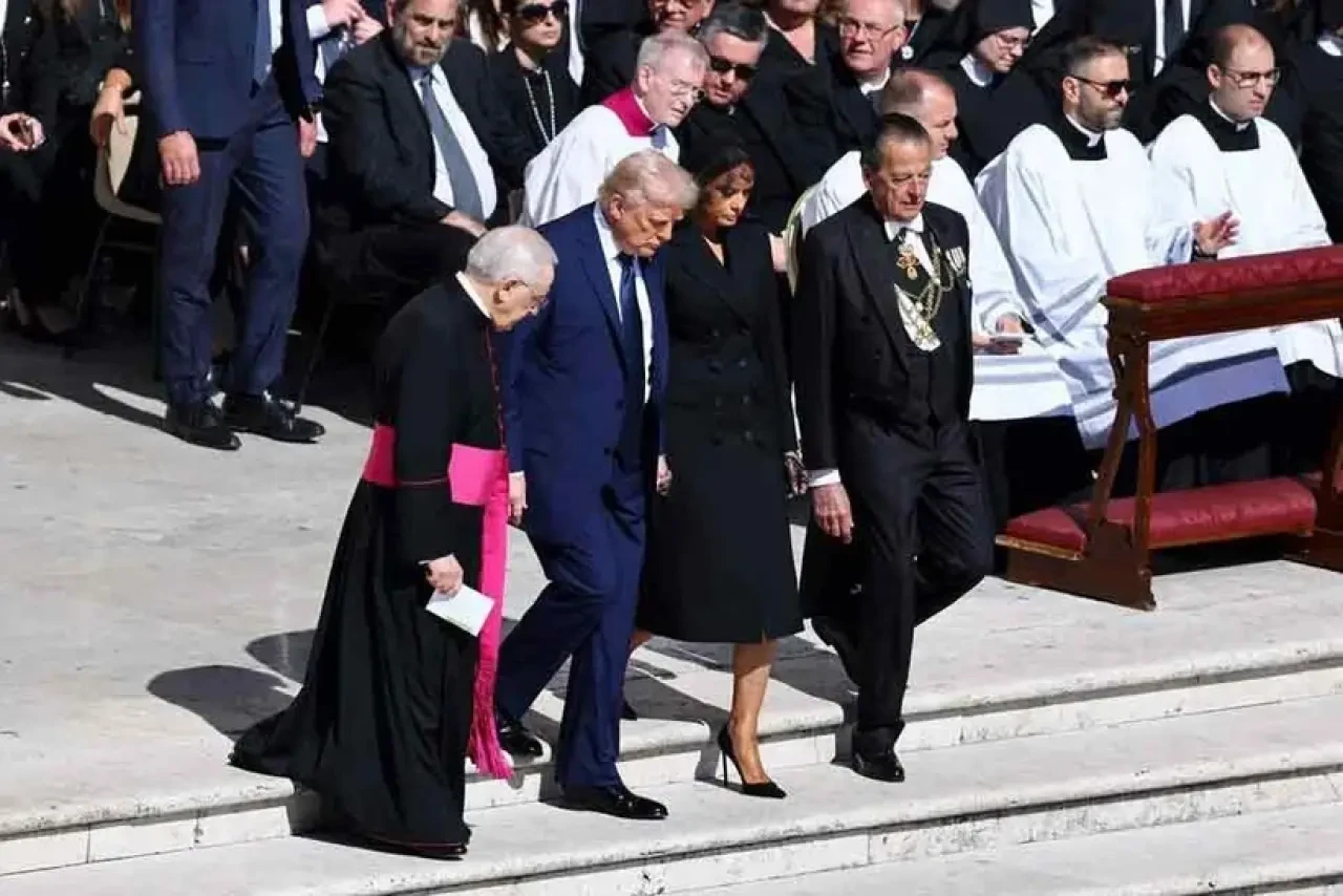 Papa Francis, yüz binlerce kişinin katıldığı cenaze töreniyle son yolculuğuna uğurlandı 2