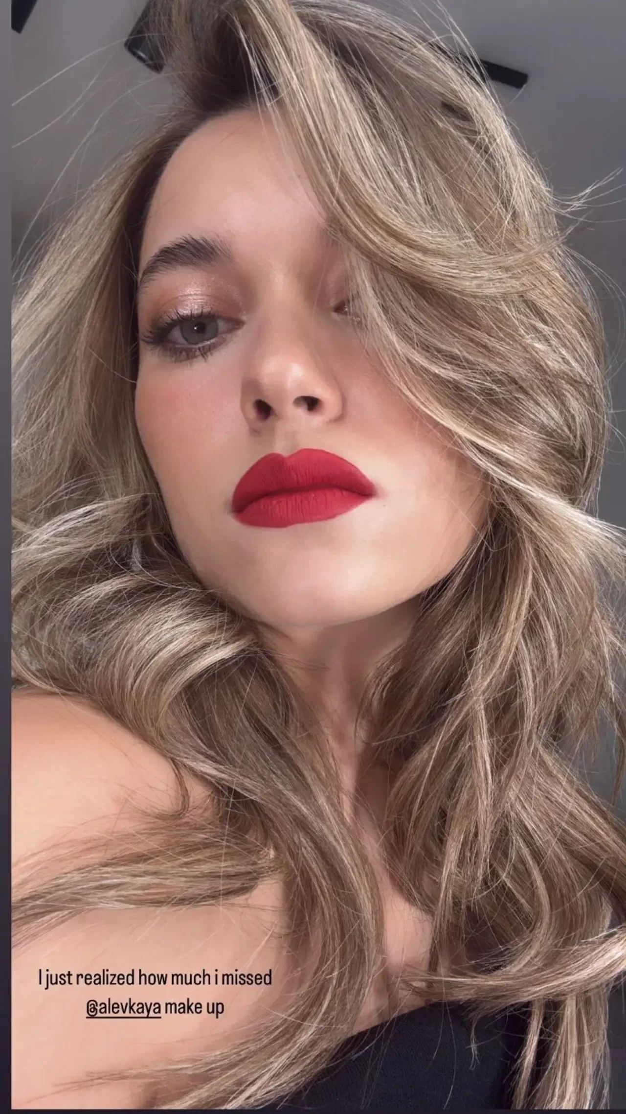 Afra Saraçoğlu'ndan radikal değişim: Yeni imajıyla göz kamaştırdı 4