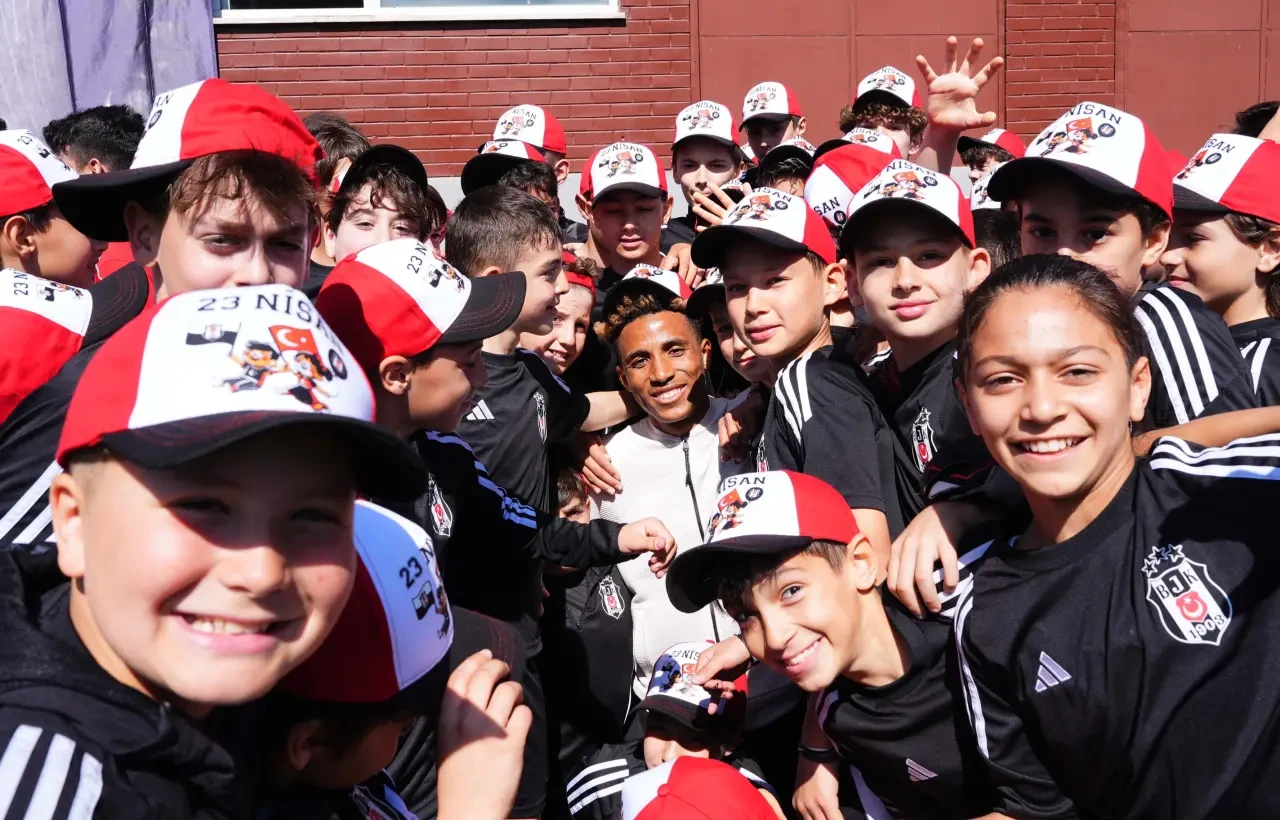 Beşiktaşlı futbolculardan akademi sporcularına 23 Nisan sürprizi 3