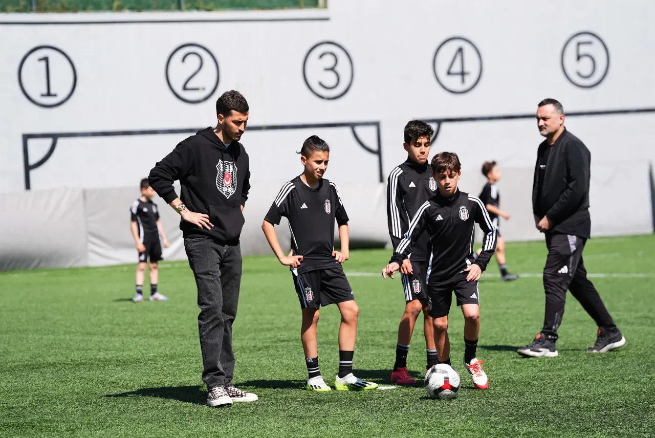 Beşiktaşlı futbolculardan akademi sporcularına 23 Nisan sürprizi 4