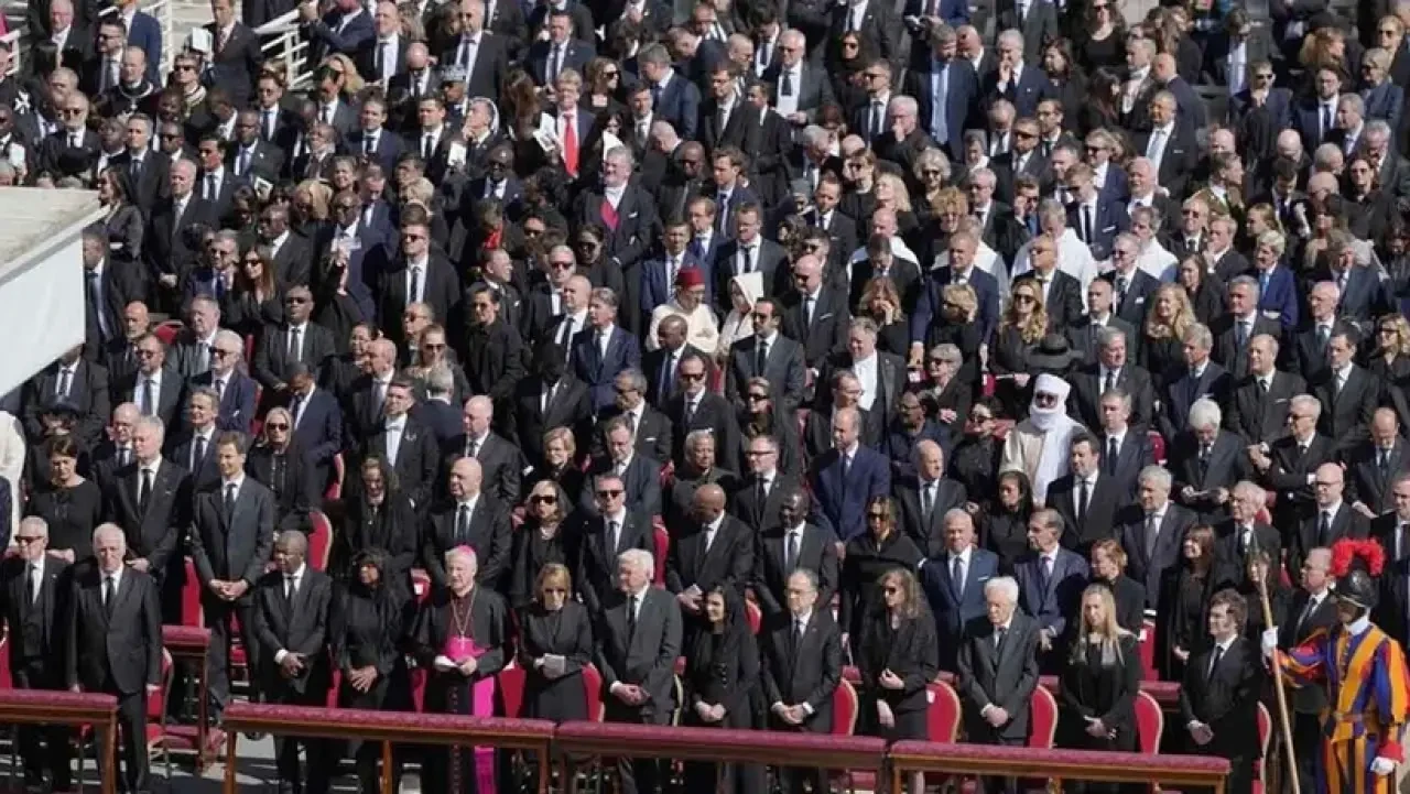 Papa Francis, yüz binlerce kişinin katıldığı cenaze töreniyle son yolculuğuna uğurlandı 4