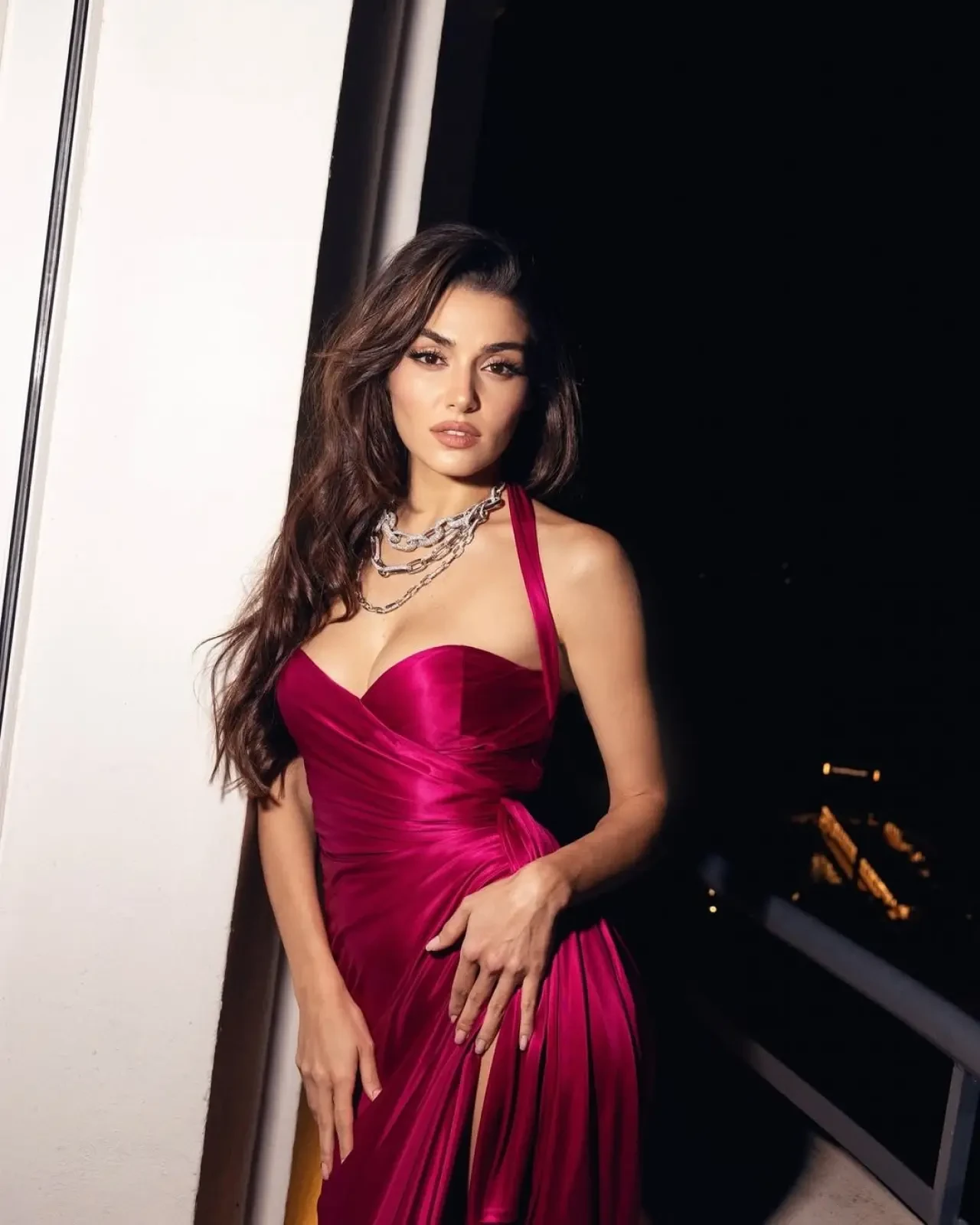 Hande Erçel, Cannes Film Festivali’nde göz kamaştırdı 4