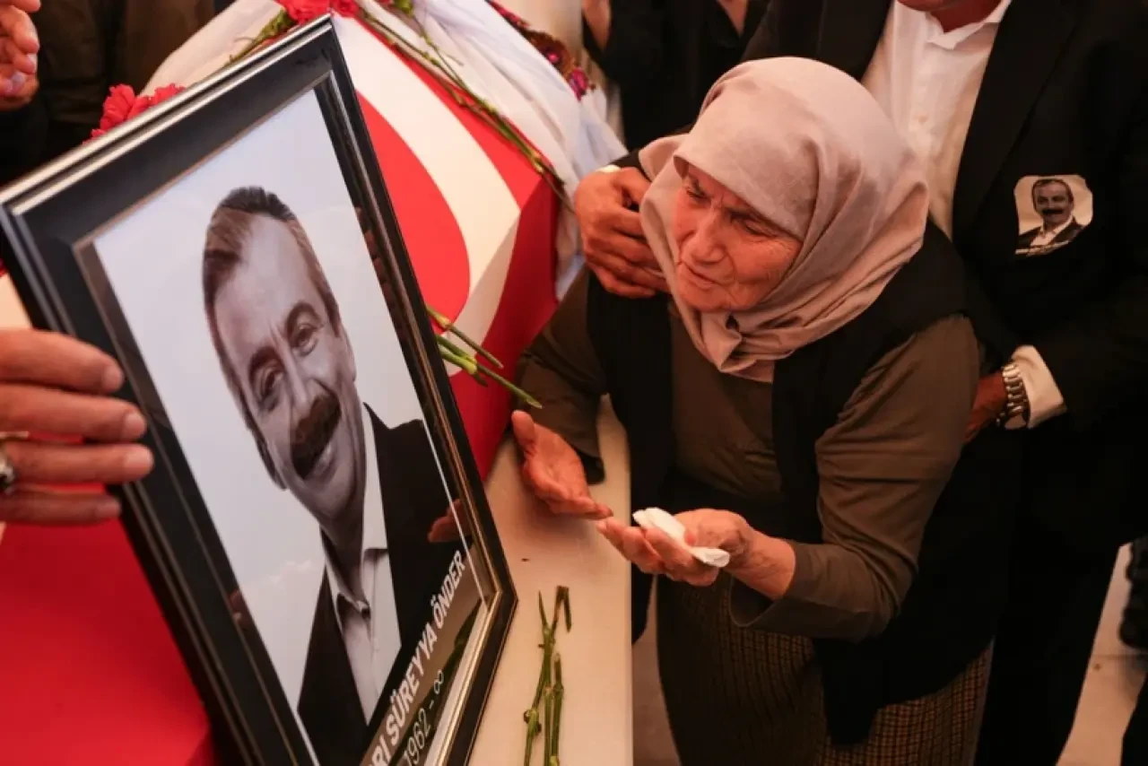 Sırrı Süreyya Önder son yolculuğuna uğurlandı 8