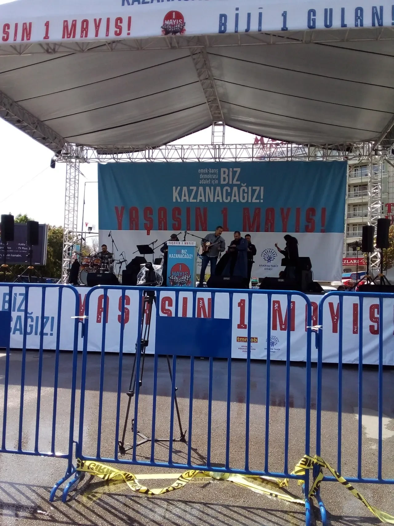 Ankara'da 1 Mayıs etkinliğinde yüzbinler AKM önünde toplandı: 'Her yer Taksim her yer direniş' sloganları atıldı 12