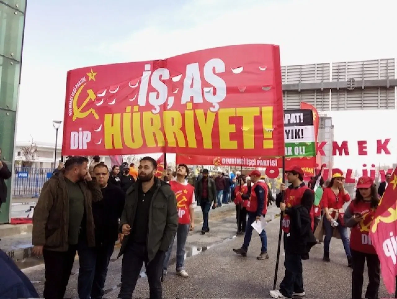 Ankara'da 1 Mayıs etkinliğinde yüzbinler AKM önünde toplandı: 'Her yer Taksim her yer direniş' sloganları atıldı 9